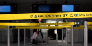 Incident ȘOCANT pe aeroportul german Köln-Bonn! Un bărbat a intrat cu mașina în mai multe persoane