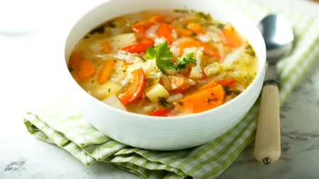 Rețetă de ciorbă de varză, preparatul tradițional care te poate ajuta să slăbești. Conține ingrediente naturale care oferă beneficii sănătății