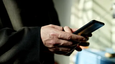 Chatboții „divini” din România. Cum au ajuns tinerii să apeleze la aplicații care promit DIALOG cu Dumnezeu. Cât costă „să vorbești” cu Sf. Ioan