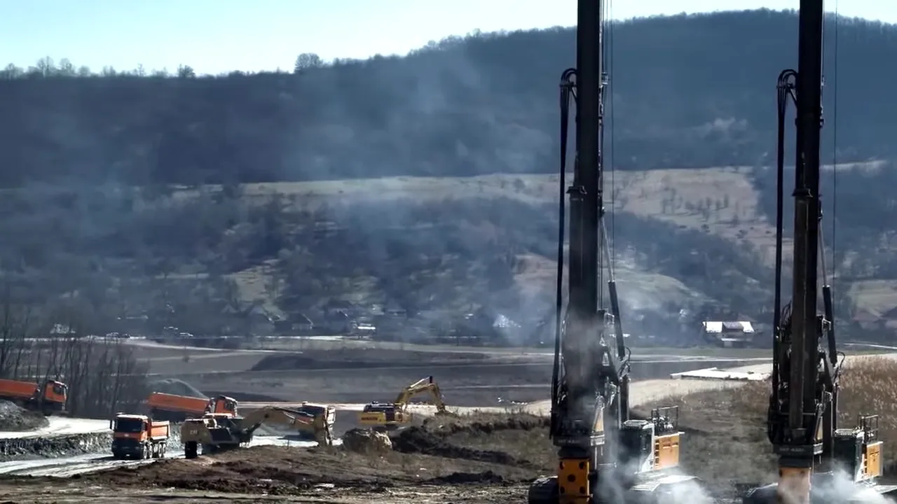 MOBILIZARE uriașă pe șantierul autostrăzii Transilvania (A3) / 354 de muncitori și 126 de utilaje execută lucrări la terasamante