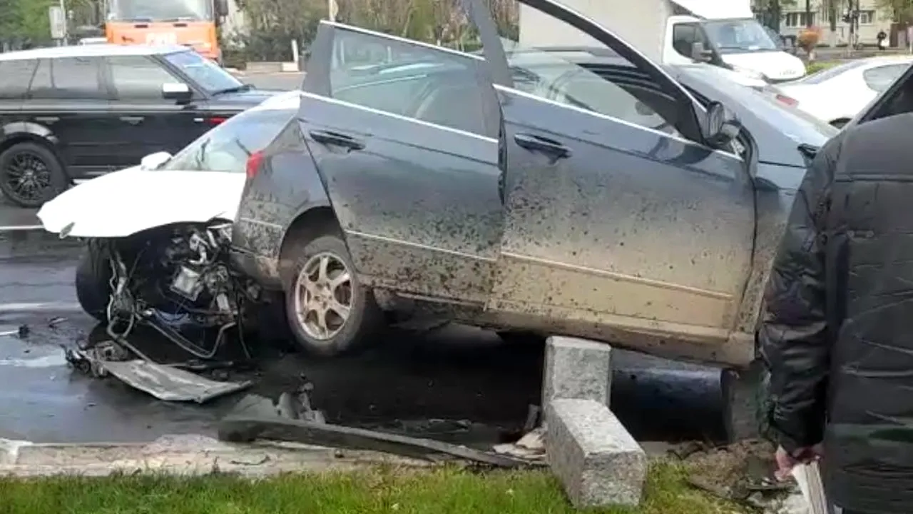 Grav accident rutier, într-o intersecție din sectorul 4. Patru persoane au fost rănite, iar un stâlp de electricitate a fost rupt (FOTO-VIDEO)