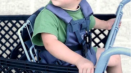 Trei bărbați AU ATACAT CU ACID un băiețel de trei ani 