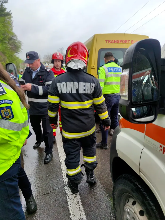 Șapte copii și doi adulți au ajuns la SPITAL, după ce un microbuz s-a ciocnit cu o mașină, în zona Măgura, din județul Buzău / Sursa foto: ISU Buzău