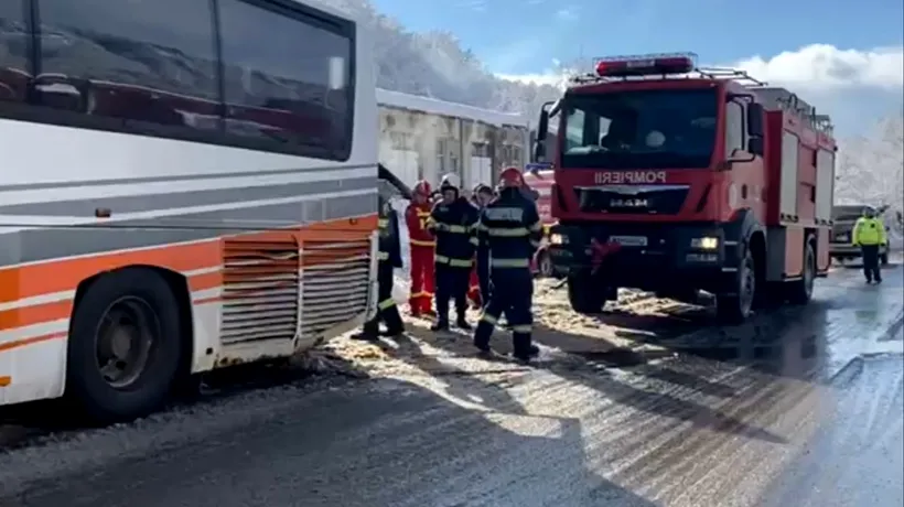 FOTO | Incendiu la un autocar în care se aflau 25 de copii și 13 adulți, în județul Maramureș