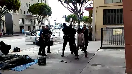 Poliția din Los Angeles a împușcat mortal un bărbat fără adăpost, iar un trecător a filmat totul