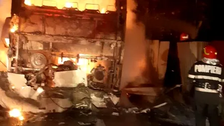 Un autobuz a luat foc în fața unei vopsitorii din Botoșani. Ce au descoperit pompierii, după ce au stins incendiul