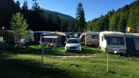 Orășelul rulotelor de pe Valea Cerbului din Bușteni are sute de locuitori. Cine sunt musafirii nepoftiți care îl vizitează seara