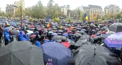 În ploaie torențială, aproximativ 200 de susținători ai lui Călin Georgescu au ocupat Splaiul din fața Curții de Apel, în așteptarea soluției la contestația făcută de DIICOT