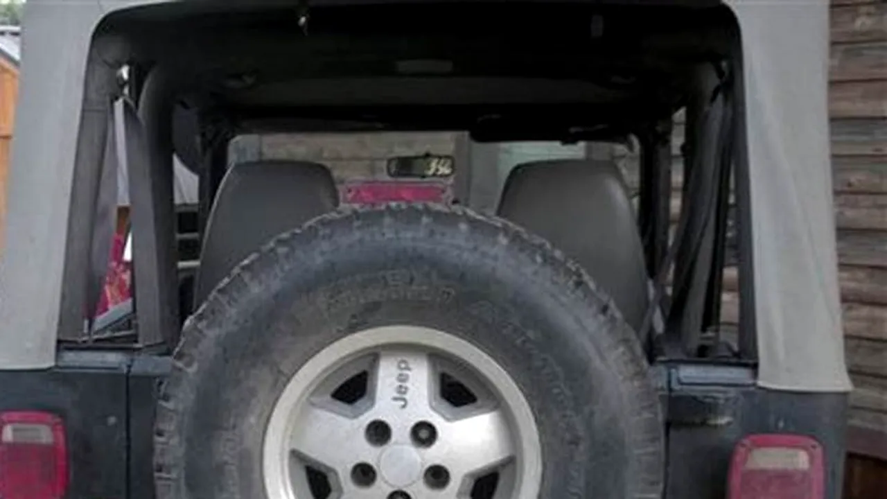 Ce a pățit un copil de trei ani care s-a urcat la volanul mașinii părinților