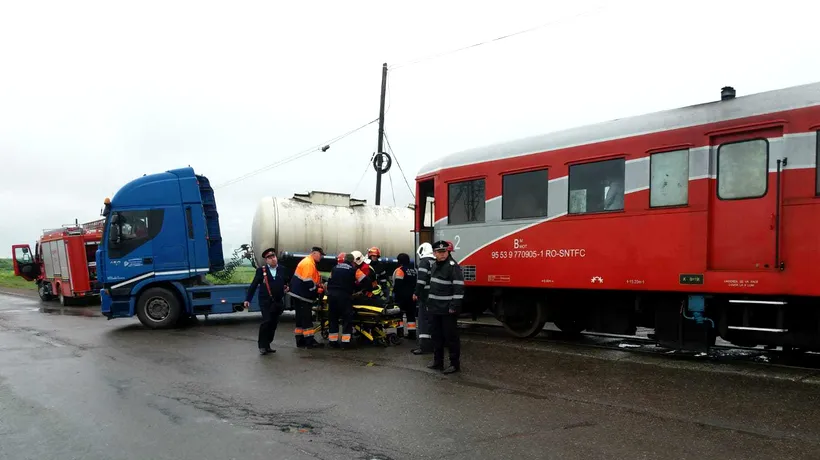 Patru persoane au fost rănite după ce un TIR a fost lovit de un tren în Suceava
