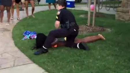 Ofițer de poliție din Texas suspendat după publicarea unei înregistrări în care bruschează o minoră în bikini