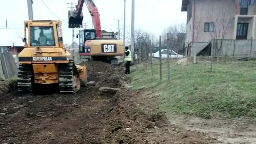 Caz bizar la Iași: Un bărbat s-a trezit cu o echipă de muncitori care au început să sape și să construiască un DRUM în curtea sa
