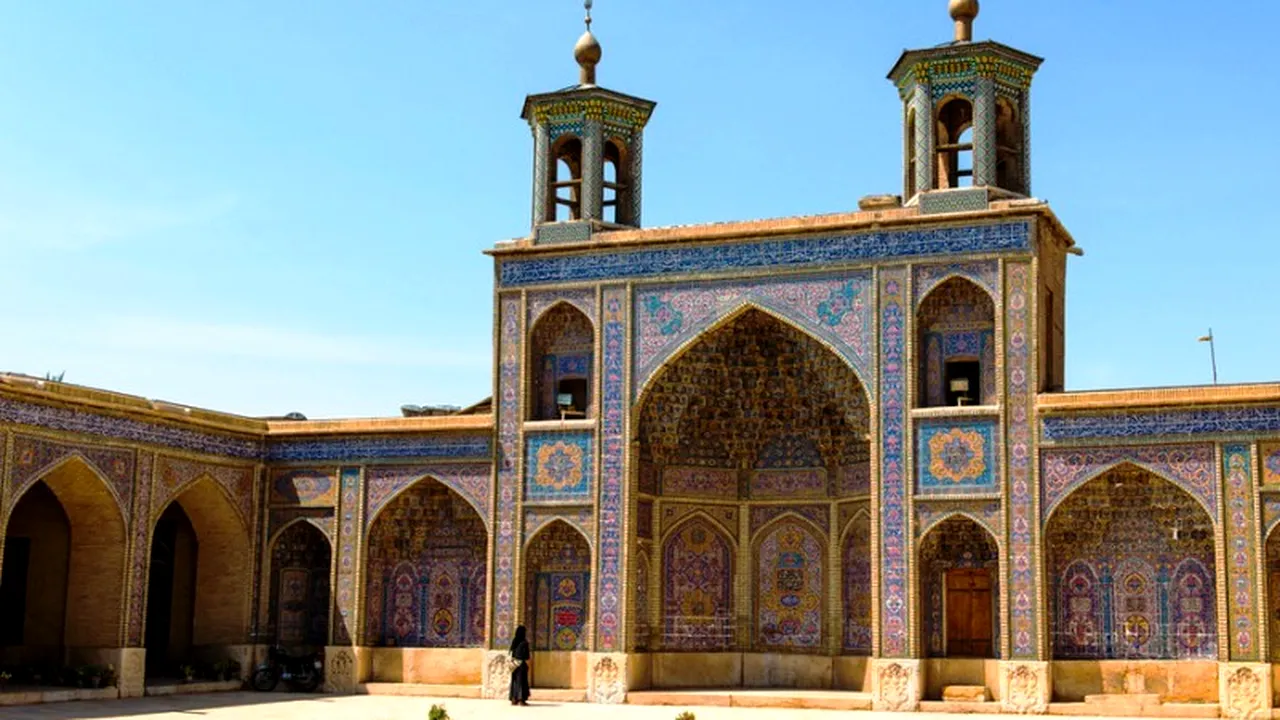 Cum arată moscheea roz din Iran 