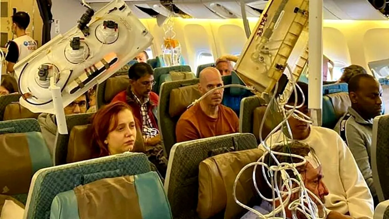 Imaginile disperării de la bordul unui avion Boeing distrus de turbulențe intense: „S-au lovit cu capul de cabinele de bagaje”