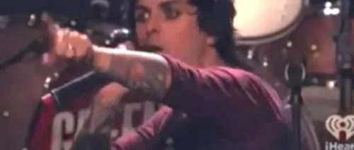 VIDEO. Solistul trupei Green Day, criză de nervi în timpul unui concert. Ce l-a supărat pe artist
