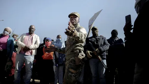 Africa de Sud: Civilii se înarmează și formează grupuri pentru a se apăra de jafuri | VIDEO