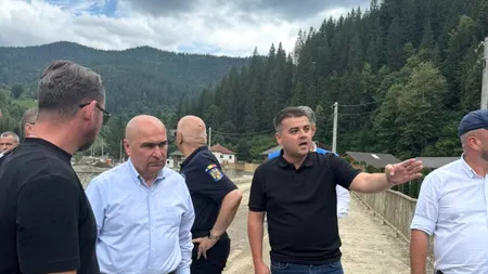 La o lună după inundațiile devastatoare de la Broșteni, premierul Ilie Bolojan și-a făcut timp să treacă prin zona calamitată