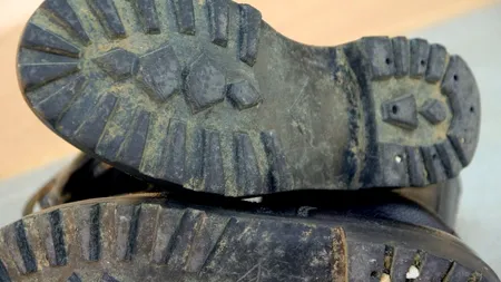 AVERTISMENTUL MEDICILOR. Cât supraviețuiește COVID-19 pe talpa pantofilor și cum îi putem curăța