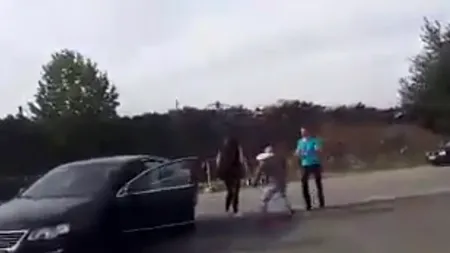 VIDEO incredibil din România: un șmecher îl culcă la pământ cu un singur pumn pe șoferul cu care se șicanase. Gestul JENANT pe care-l face când vede că este filmat