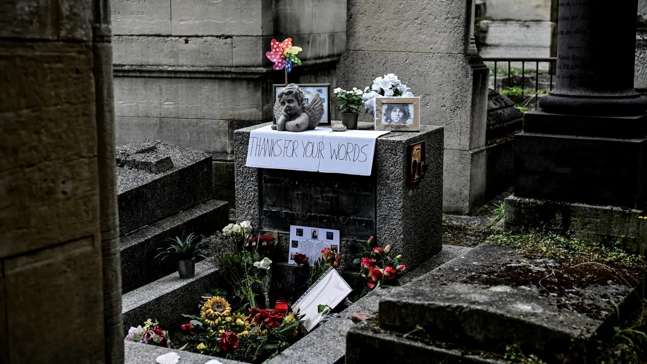 La 50 de ani de la moartea artistului Jim Morrison, fanii i-au adus un omagiu