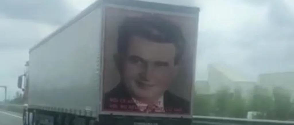 Un șofer român de TIR îi aduce un omagiu lui Nicolae Ceaușescu pe camionul său. A fost filmat pe o autostradă din Italia, iar imaginile au devenit virale (VIDEO)