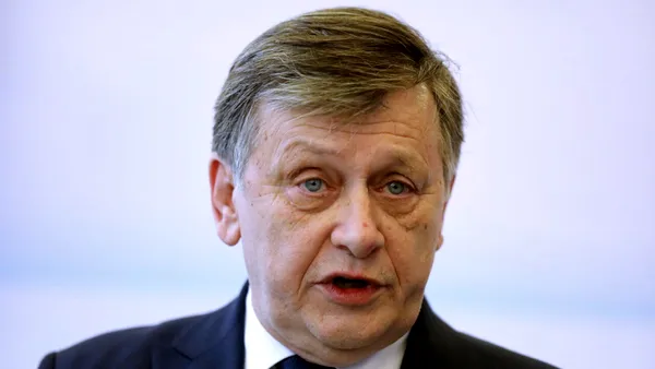 Crin Antonescu susține că învestirea Guvernului Eugen Tomac ar fi o „glumă politică proastă”