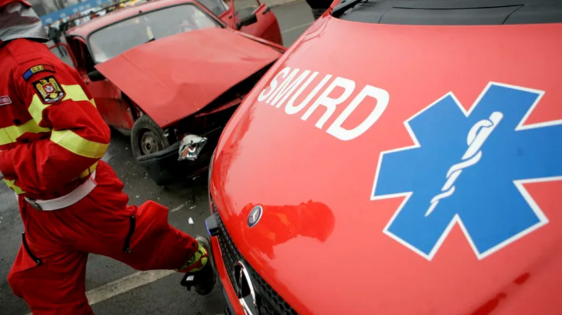 Bărbat rănit după ce mașina în care se afla a lovit o ambulanță într-o intersecție din Sibiu