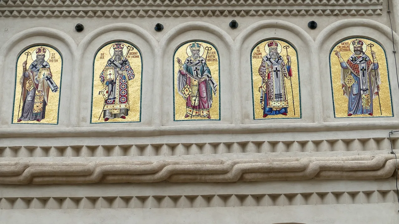 Sfântul Ştefan, devenit martir al Bisericii, sărbătorit în a treia zi de Crăciun. Peste 500.000 de români îşi serbează astăzi onomastica