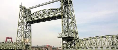 Podul din Rotterdam, construit în 1878 a fost demontat pentru a lăsa să treacă iahtul lui Jeff Bezos