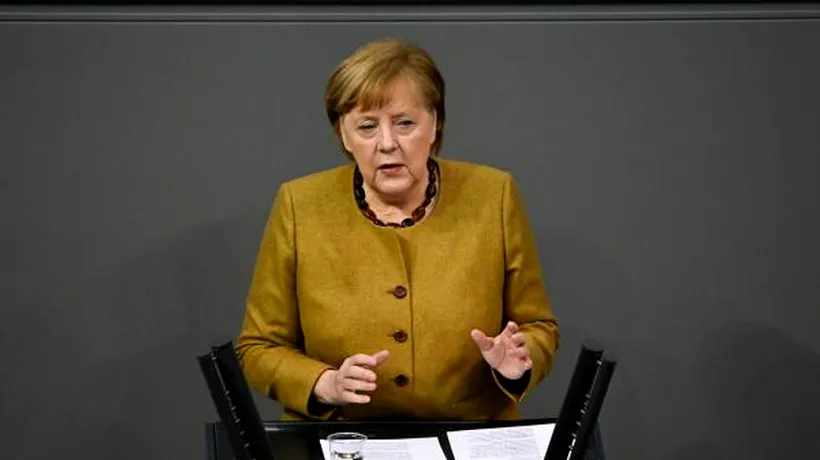 Angela Merkel a uitat să-şi pună masca sanitară, după un discurs. Momentul a devenit viral pe internet