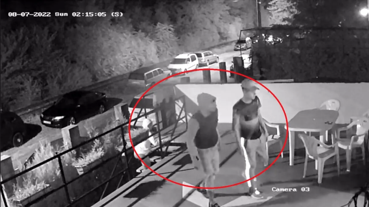 Ce făceau acești doi tineri, sâmbătă la ora 2:15 noaptea, în Costinești. Au fost prinși în fapt de camerele de supraveghere
