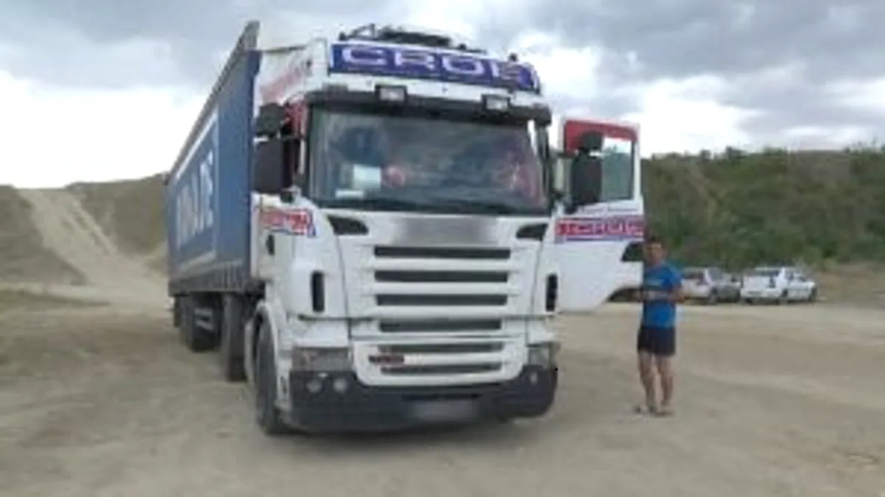 FOTO | Cu TIR-ul pe plaja sălbatică de la Corbu. Dialogul șoferului cu un turist care l-a luat la rost: ”Nu scrie nicăieri că e interzis”