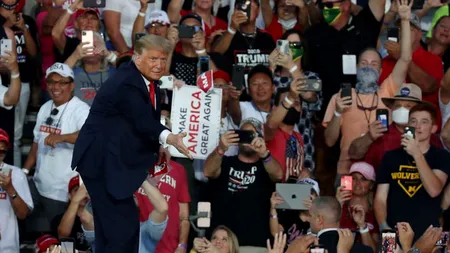Trump a spus că vrea să-i „sărute pe toți băieții și femeile frumoase” la primul său miting de campanie, de când a fost diagnosticat cu COVID-19