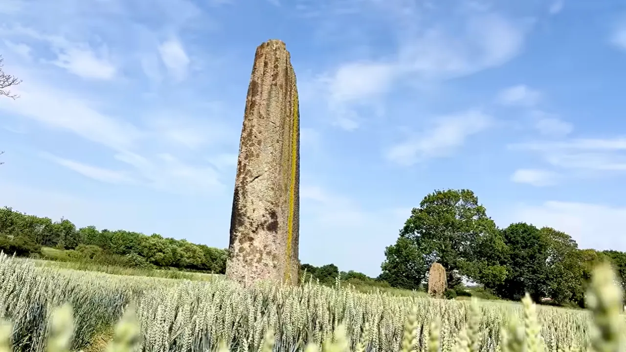 Pietrele misterioase „Devil’s Arrows” au apărut în Anglia în urmă cu 4.000 de ani. Oamenii de știință tocmai au aflat de unde provin