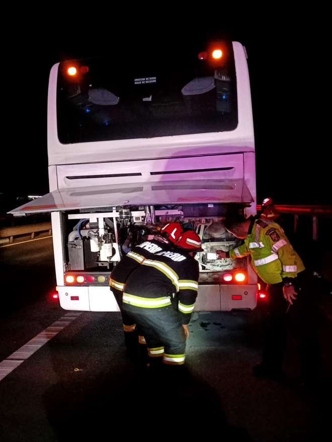 Un autocar cu 40 de copii a luat foc, pe autostrada A10, în judeţul Alba / Sursa foto: ISU Alba