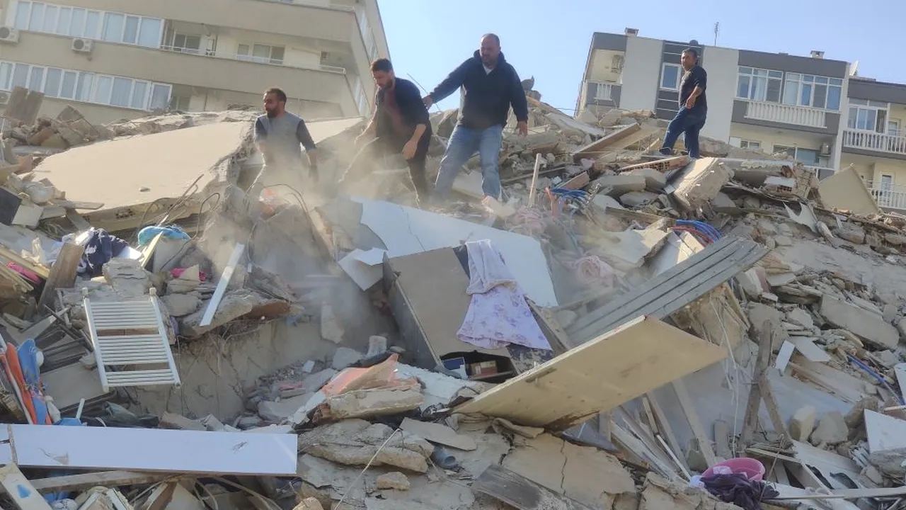 Alerta de tsunami și clădiri prăbușite în timp ce cutremurul a lovit Turcia și Grecia/ 20 de clădiri s-au prăbușit în Izmir, al treilea oraș ca mărime din Turcia