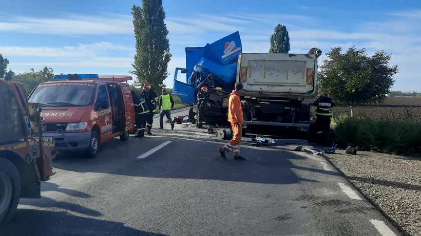 FOTO - Trei autoutilitare s-au ciocnit pe drumul de centură al orașului Tecuci / Doi șoferi au fost răniți