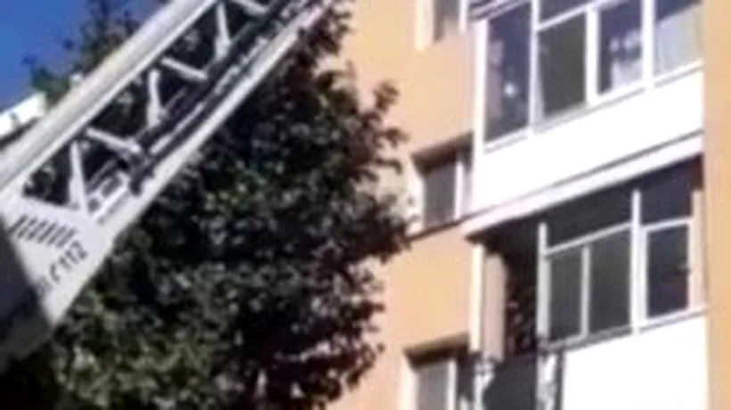 Misiune de salvare ca-n filme, la Pitești. Agăţat în afara balconului cu capul în jos, un bătrân de 88 de ani a scăpat cu viață grație intervenției a doi agenți de poliție