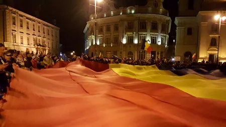 Steag de 15 Ã— 15 metri purtat de zeci de oameni la protestul de la Sibiu 