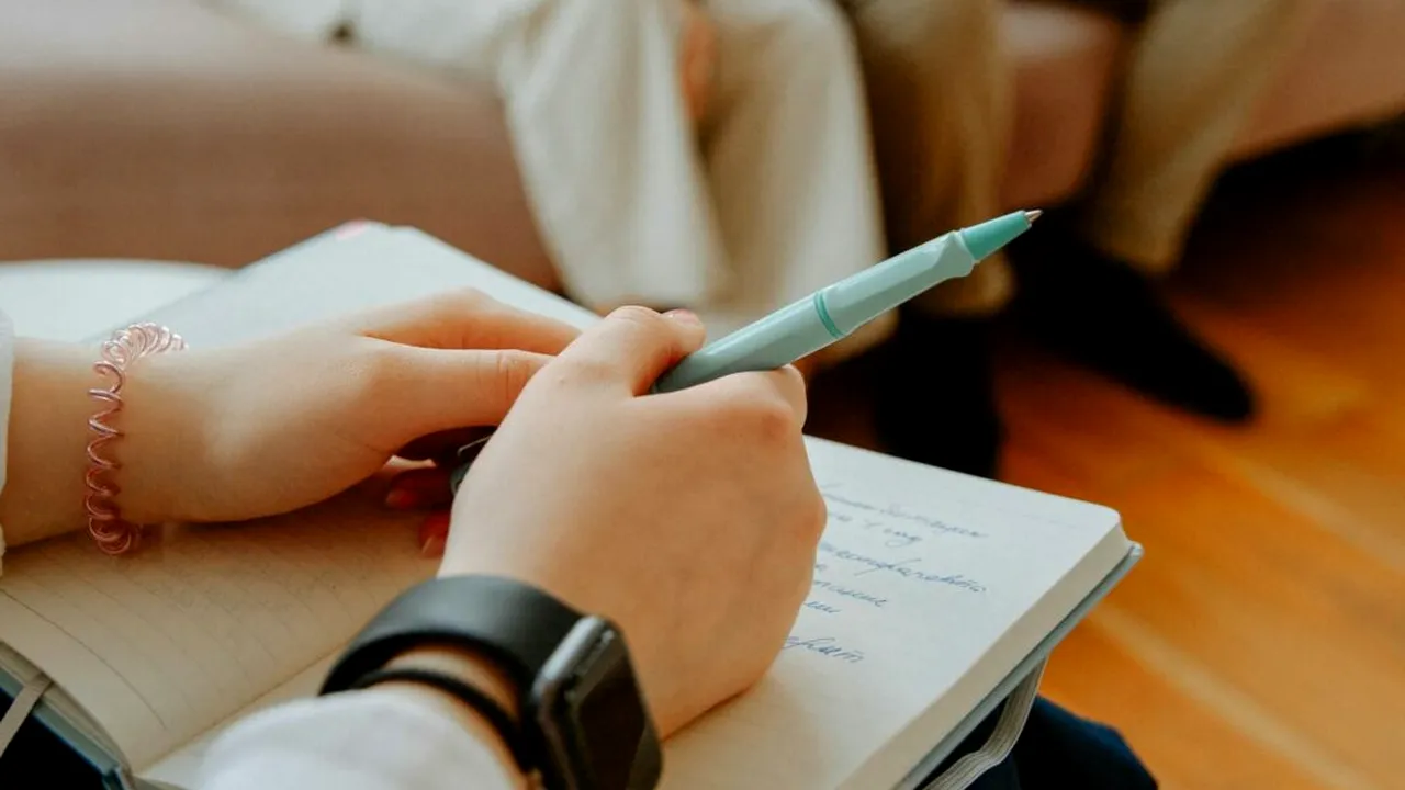 Un psiholog fără atestat „trata” pacienții din Dâmbovița. Femeia a primit vizita polițiștilor