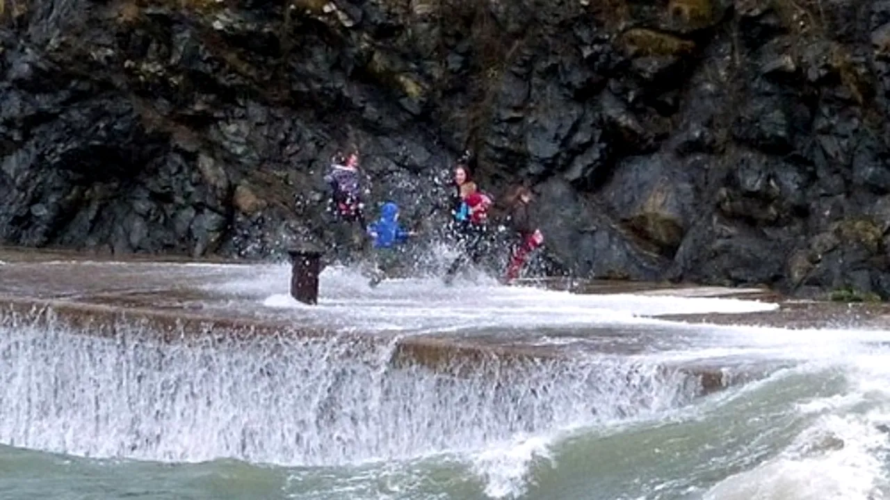 O familie din Marea Britanie, la un pas de a fi spulberată de un val uriaș