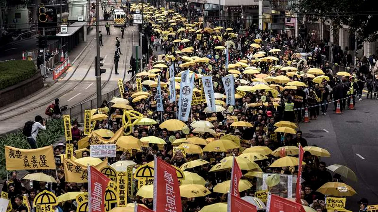 Mii de manifestanți prodemocrație au ieșit din nou în stradă la Hong Kong