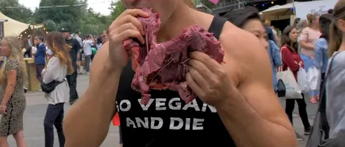 Un individ a mestecat o bucată de CARNE CRUDĂ în fața celor prezenți la un festival pentru vegetarieni