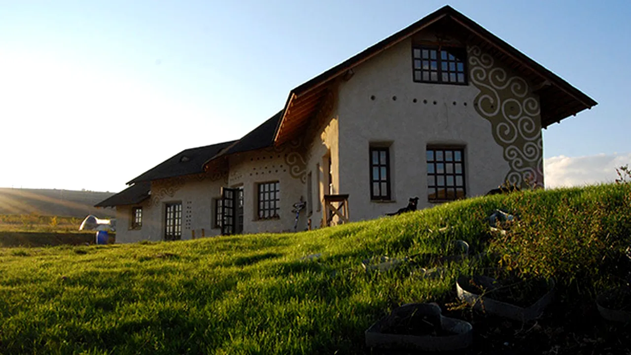 Satul din România care a devenit un muzeu în aer liber. Gardurile, porțile și chiar și fântânile, gătite ca de sărbătoare. FOTO