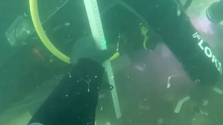 Înota liniștit când a dat peste oseminte umane. Când specialiștii au analizat locul descoperirii, au rămas fără cuvinte: Este fără precedent