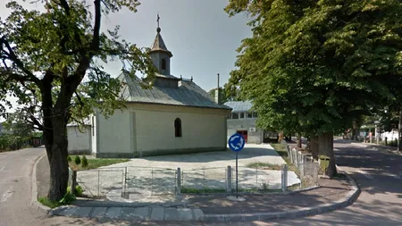 Singurul oraș din România cu o biserică amplasată în mijlocul unui sens giratoriu