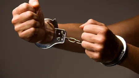 O româncă a ajuns după gratii în Frankfurt, iar fetița ei, la autorități, pentru că a călătorit cu autobuzul fără bilet