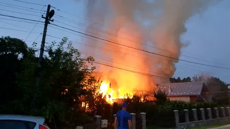 FOTO-VIDEO. Un incendiu uriaș a cuprins trei case din Prahova. Zeci de pompieri au intervenit pentru a stinge flăcările