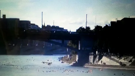 Descoperire neașteptată într-un geamantan care plutea pe un râu. 