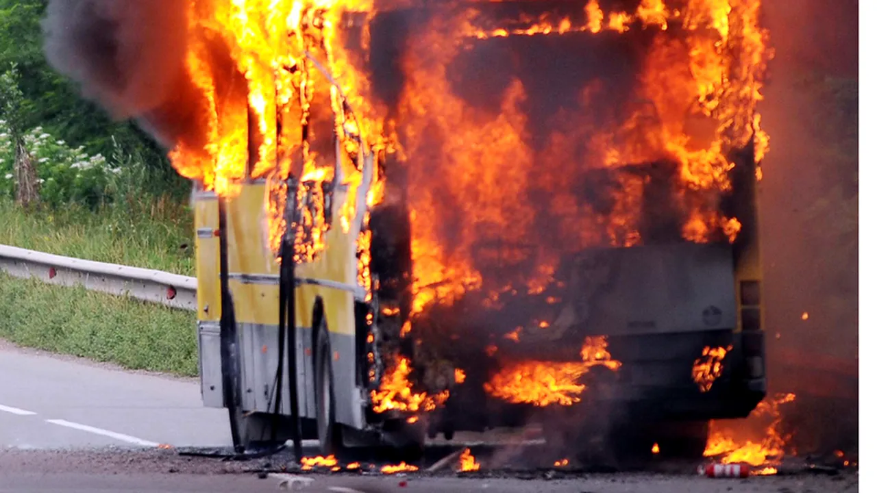 Un autocar de pe ruta București-Chișinău a luat foc
